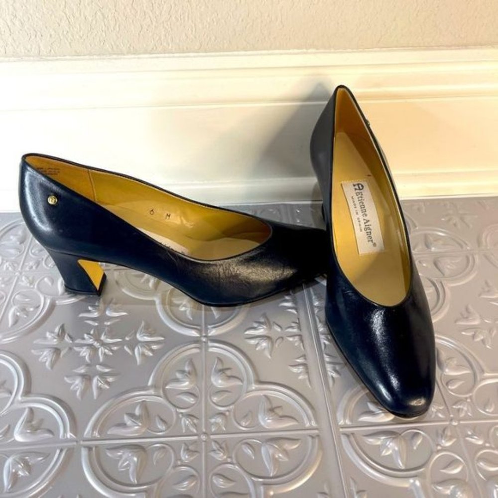 Brand NEW Etienne Aigner navy leather heels size 6